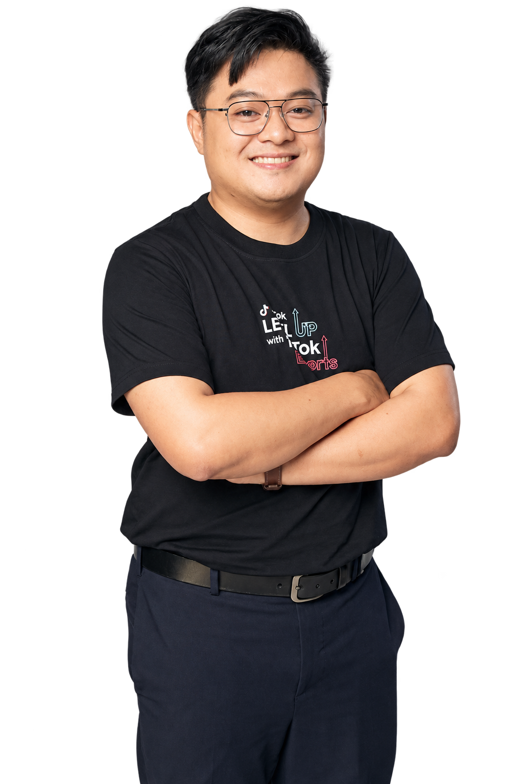 เอ a/TPK ในเสื้อ TikTok Experts ยืนกอดอก